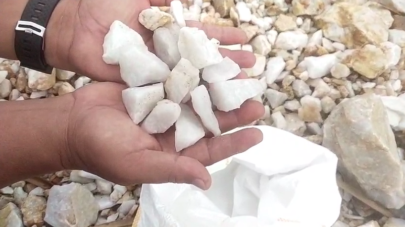 Pengolahan dan pencucian pasir silika di stockpile