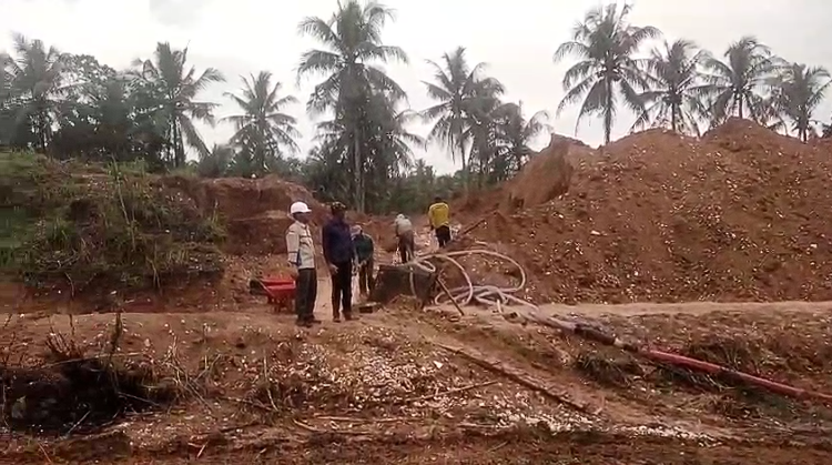 Pengolahan dan pencucian pasir silika di stockpile