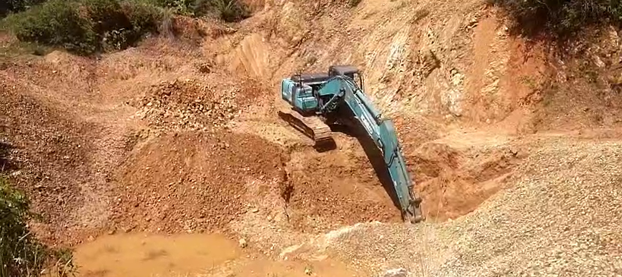 Pengolahan dan pencucian pasir silika di stockpile