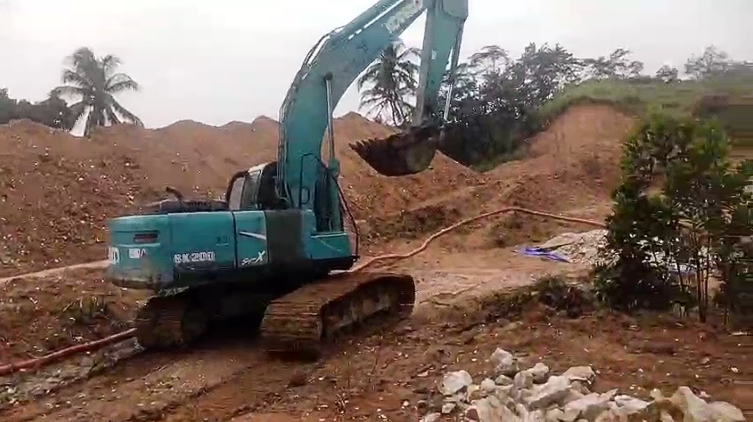 Proses penambangan batu kuarsa menggunakan alat berat modern